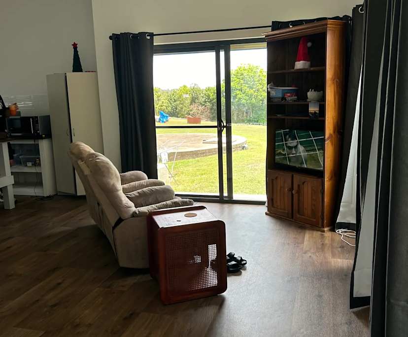 $350, 1-bed, 1 bathroom, Veteran QLD 4570