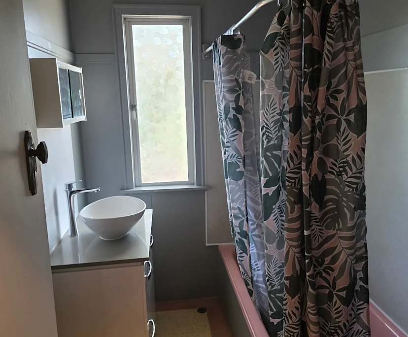 $310, Share-house, 3 bathrooms, Silkstone QLD 4304