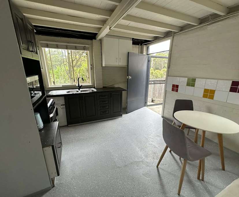 $490, Studio, 1 bathroom, Mount Saint Thomas NSW 2500