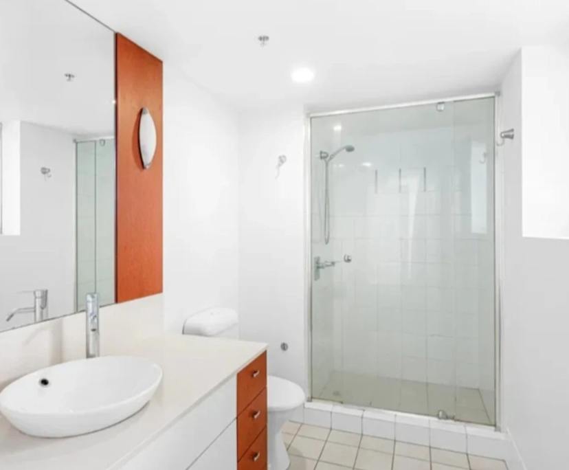 $425, Flatshare, 3 bathrooms, Surfers Paradise QLD 4217