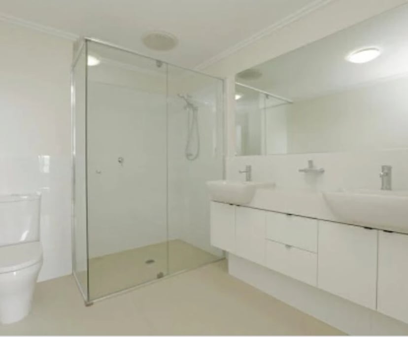 Furnished room with ensuite in a flatshare