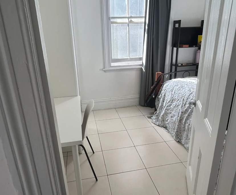 Furnished room in a flatshare