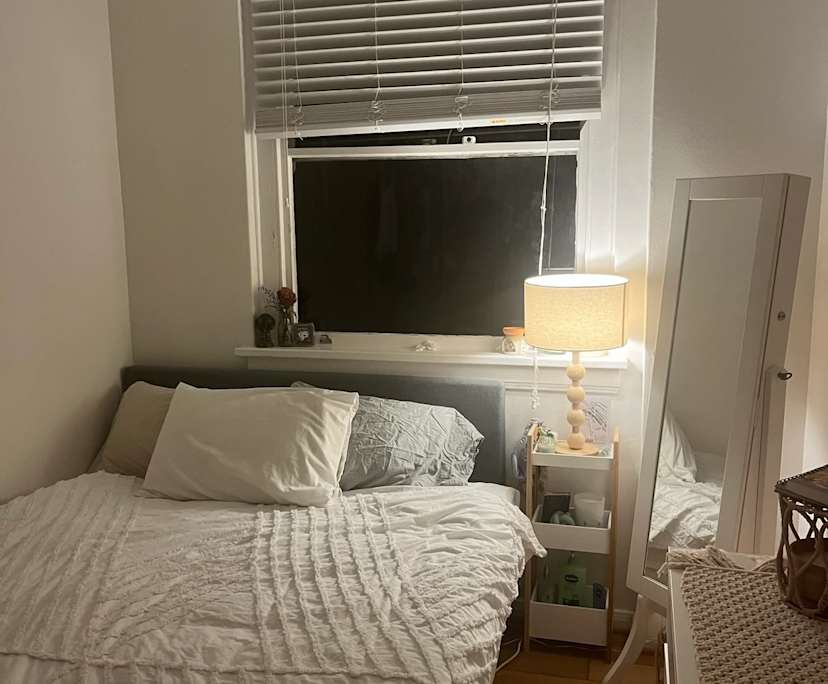 Furnished room in a flatshare