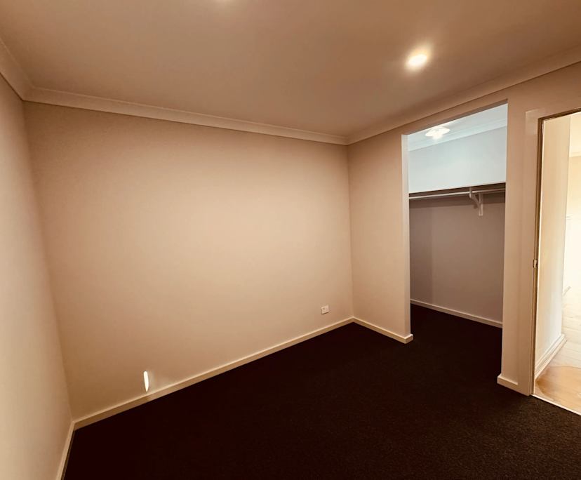$460, Whole-property, 4 bathrooms, Mambourin VIC 3024