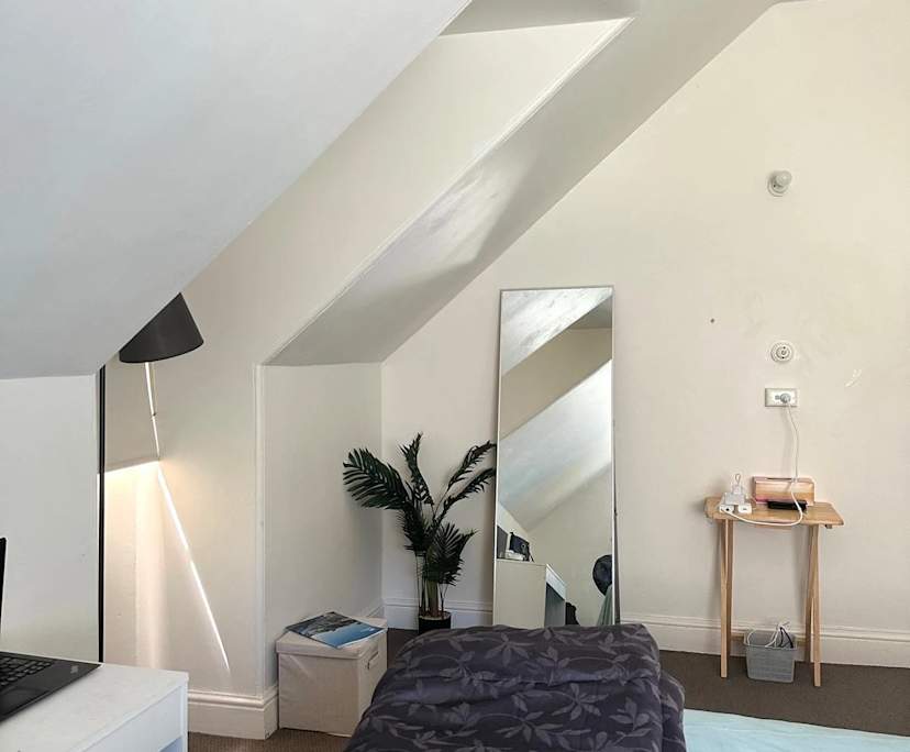 Furnished room in a flatshare