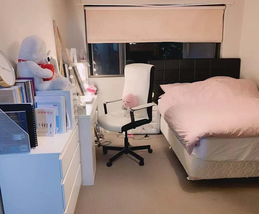Furnished room in a flatshare