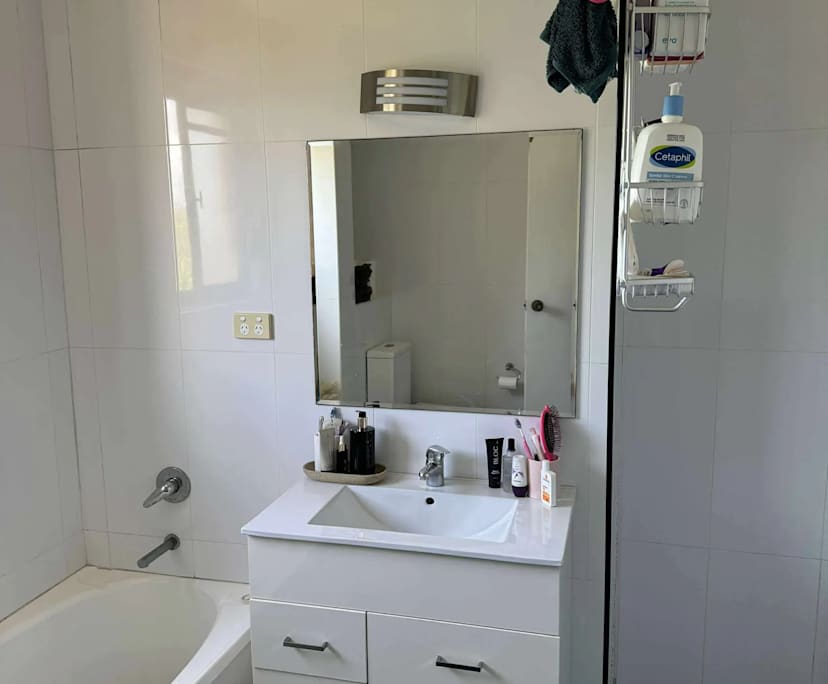 Furnished room in a flatshare