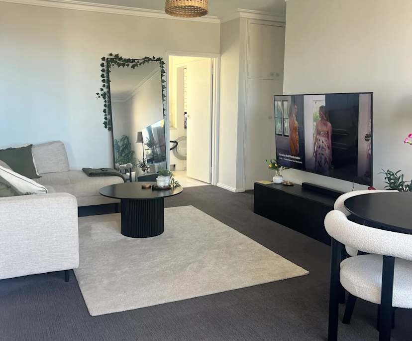 Furnished room in a flatshare