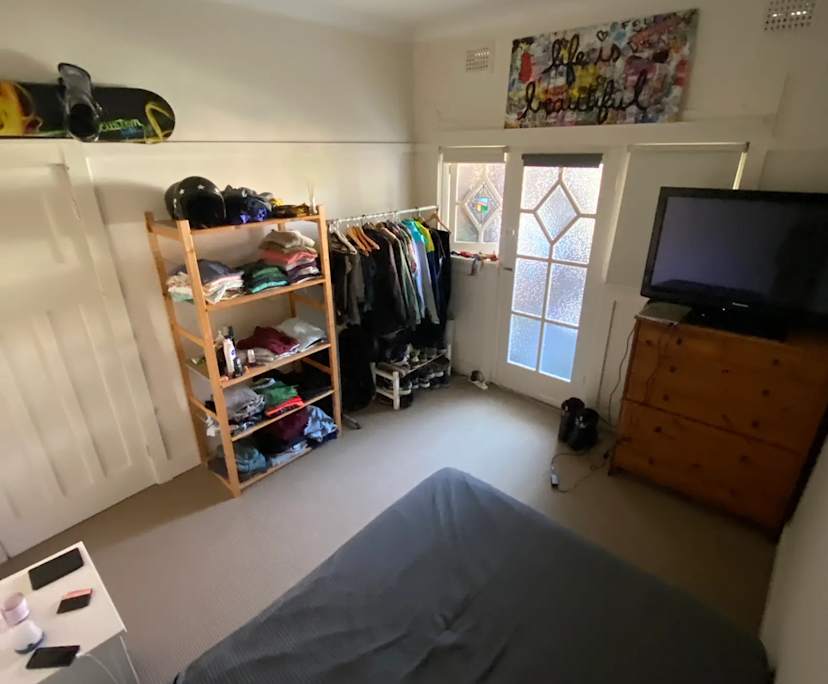 Furnished room in a flatshare