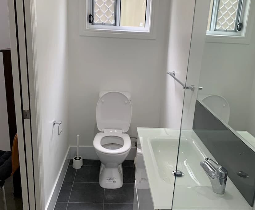 $420, Share-house, 3 bathrooms, East Brisbane QLD 4169