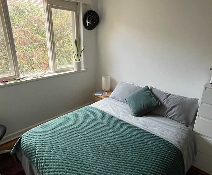 Furnished room in a flatshare
