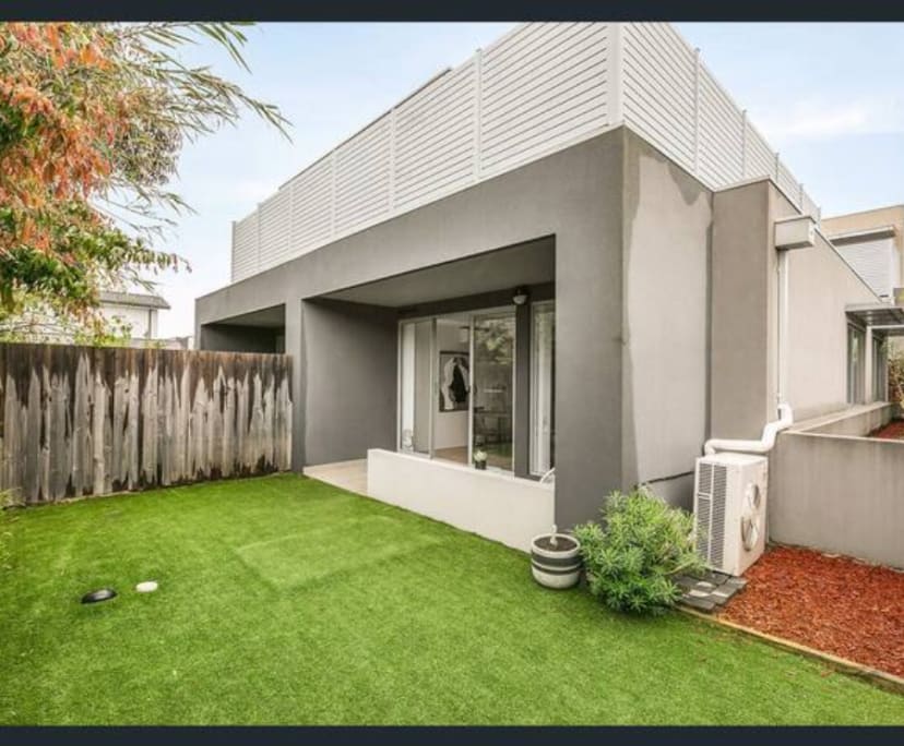 Room for Rent in Thornbury, Melbourne 300, Furnis...