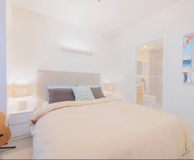 Furnished room with ensuite in a flatshare