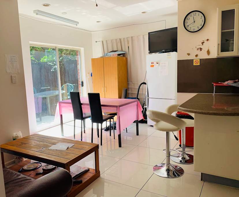 Furnished room in a flatshare