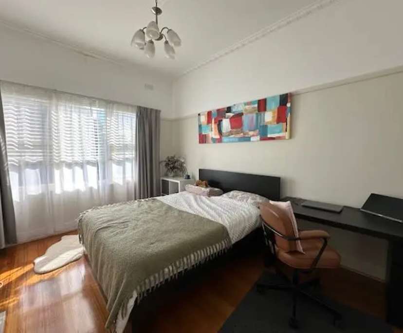Furnished room in a flatshare