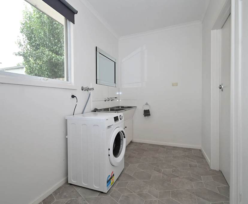 $250, Share-house, 3 bathrooms, Newington VIC 3350