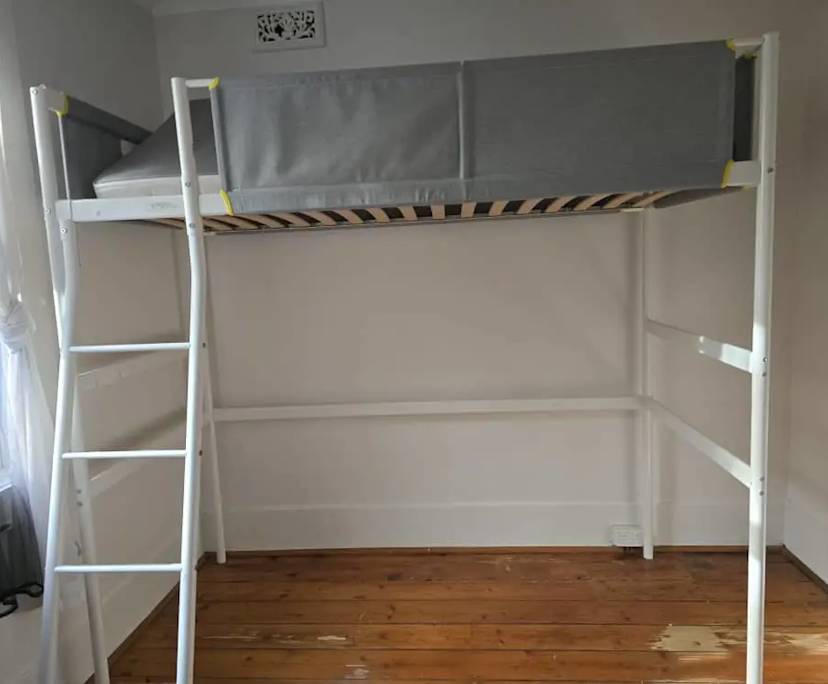 Room in a share house