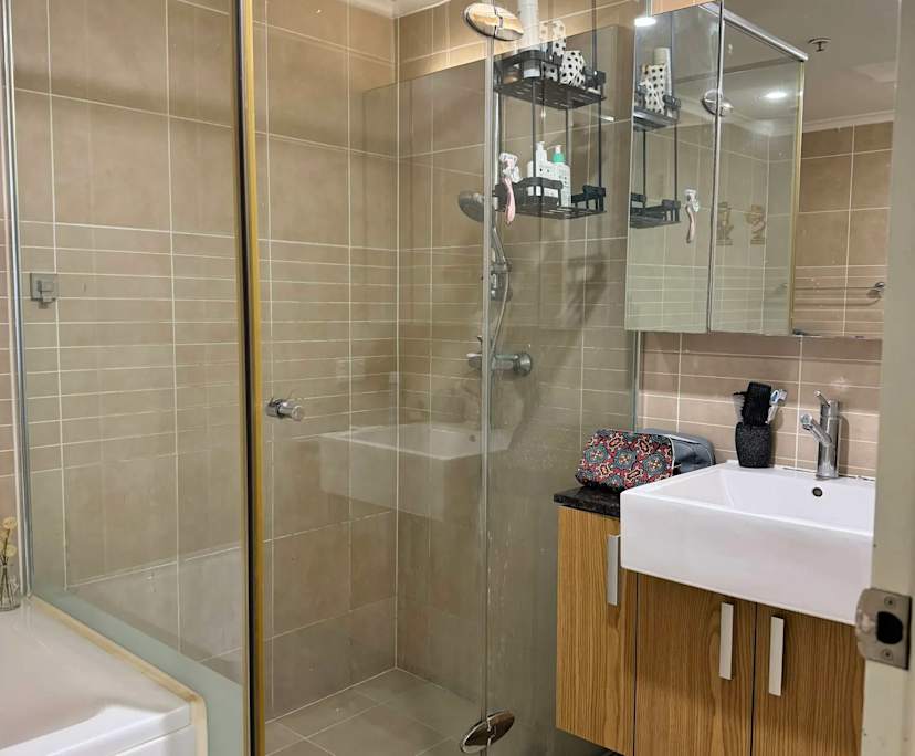 Furnished room with ensuite in a flatshare