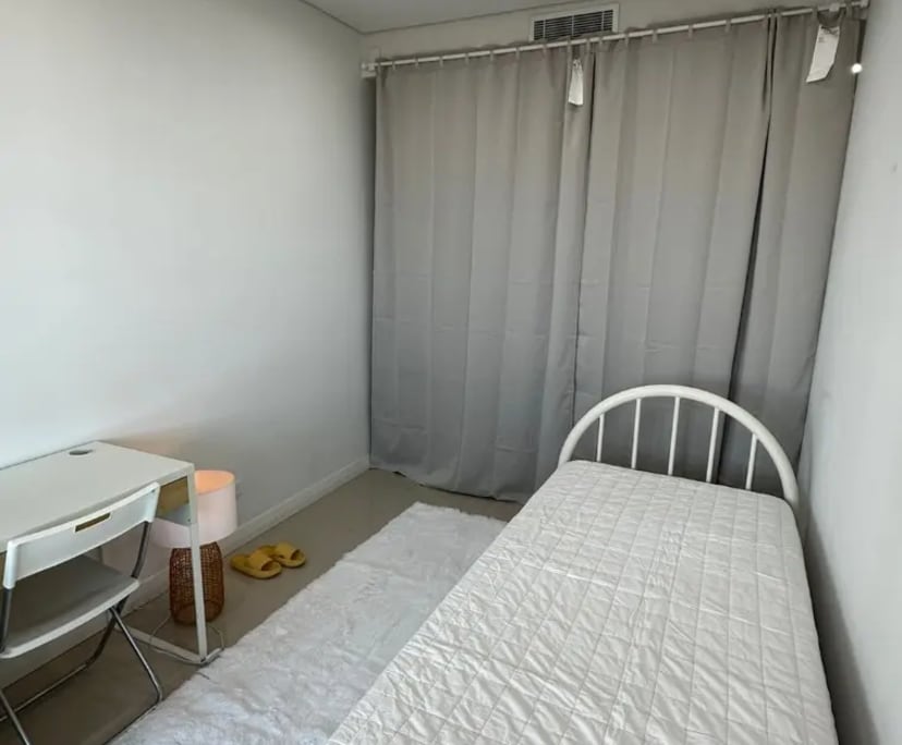 Furnished room in a flatshare