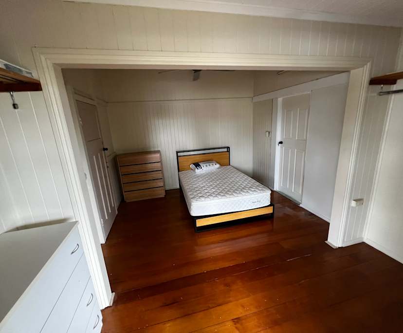 $250, Share-house, 6 bathrooms, Westcourt QLD 4870