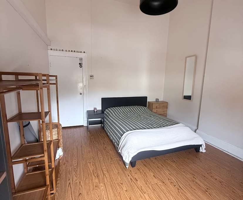 Room in a share house