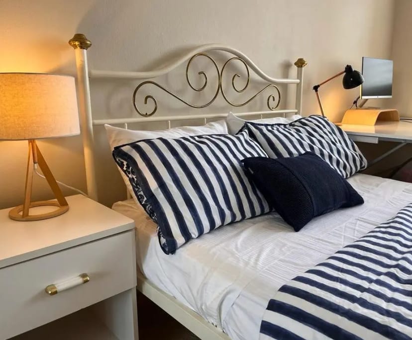 Furnished room in a flatshare