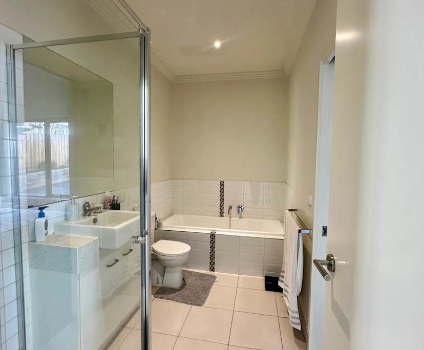$280, Share-house, 3 bathrooms, Strathmore VIC 3041
