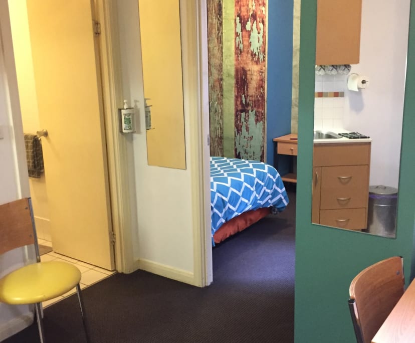 $595, 1-bed, 1 bathroom, Melbourne VIC 3000