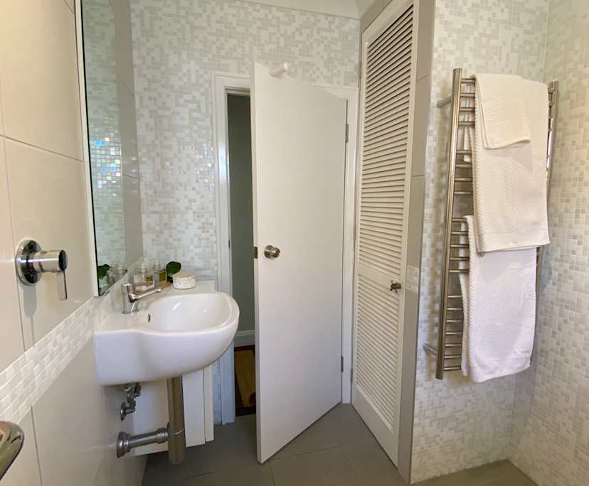 $715, Granny-flat, 1 bathroom, Highgate Hill QLD 4101