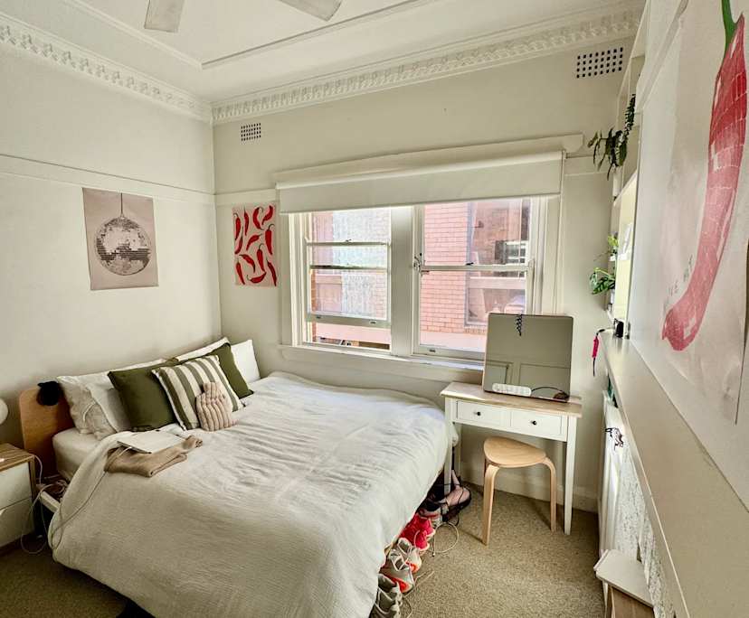 Furnished room in a flatshare