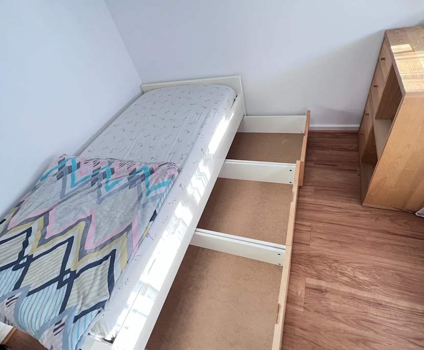 Furnished room in a flatshare