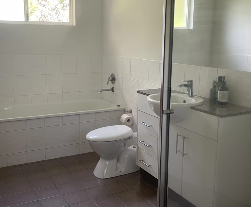 $350, Flatshare, 3 bathrooms, Cannonvale QLD 4802