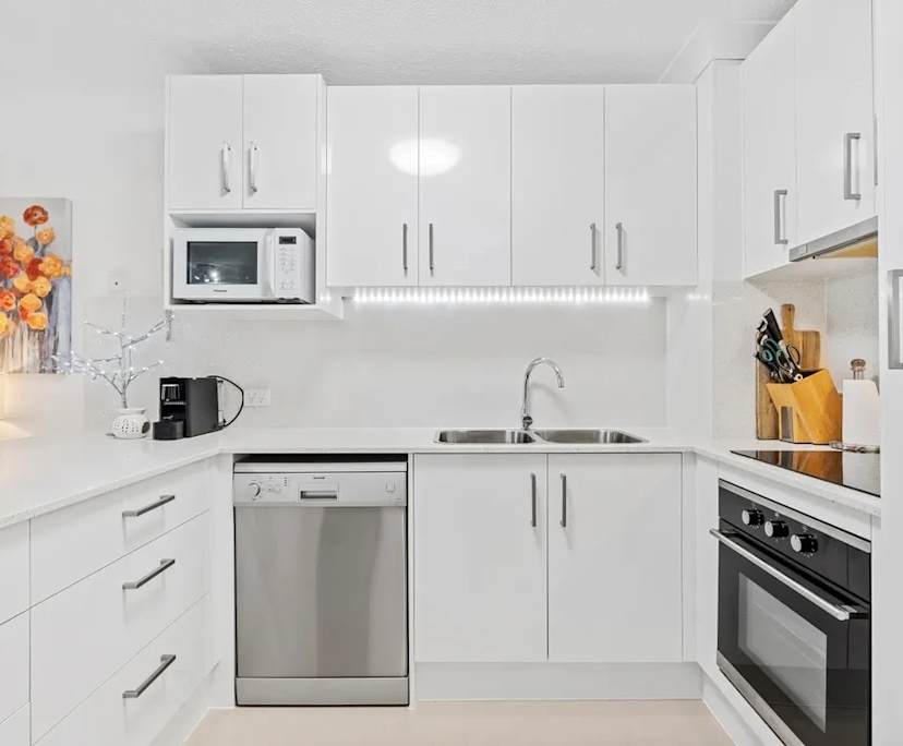 $825, Whole-property, 2 bathrooms, Southport QLD 4215