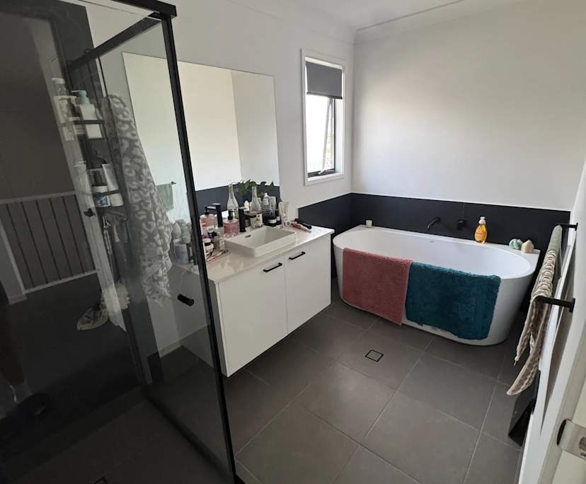 $300, Share-house, 3 bathrooms, Alexandra Headland QLD 4572