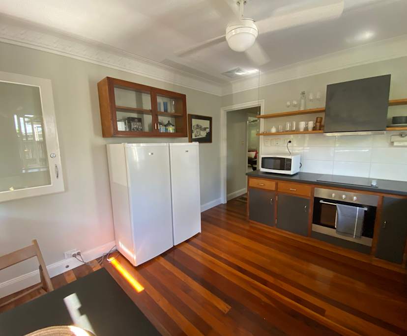 $715, Granny-flat, 1 bathroom, Highgate Hill QLD 4101