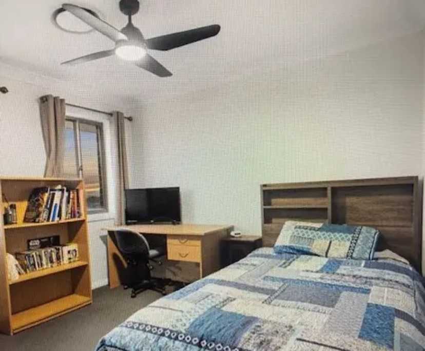$300, Student-accommodation, 5 bathrooms, Spring Farm NSW 2570