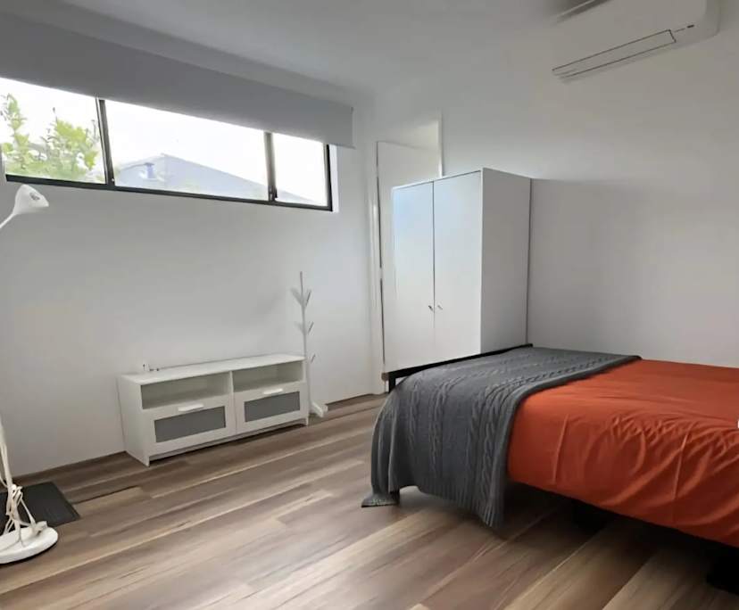 Furnished room with ensuite in a flatshare