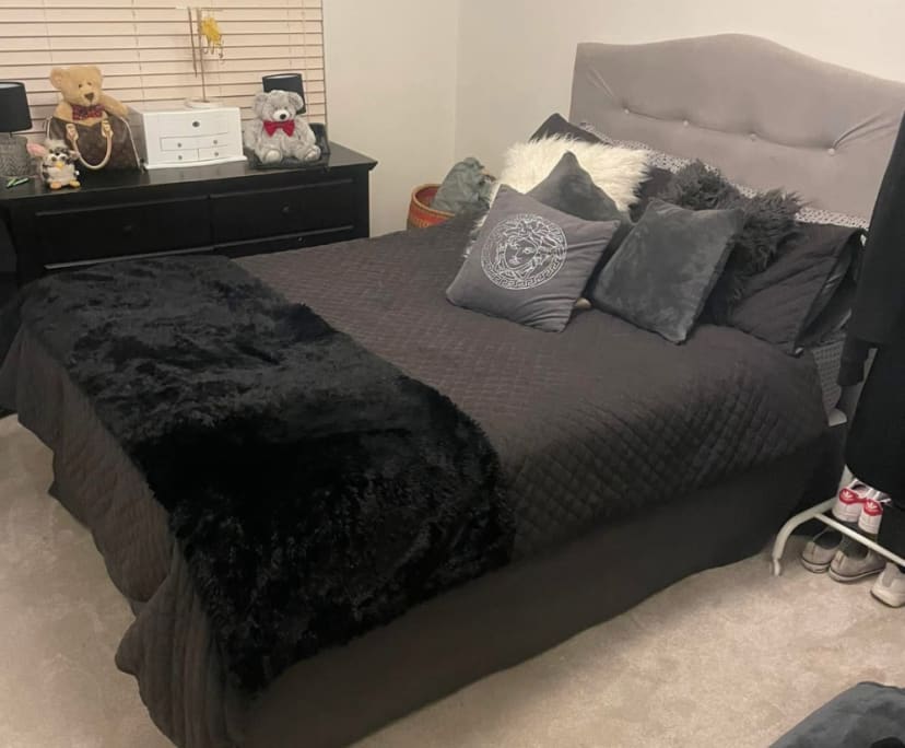 Furnished room in a flatshare