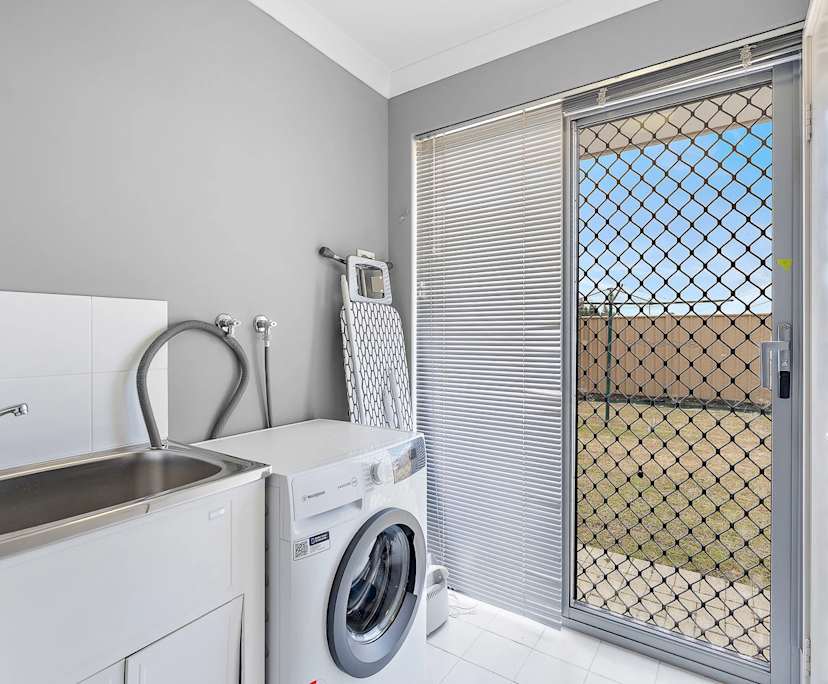 $390, Share-house, 6 bathrooms, Hammond Park WA 6164