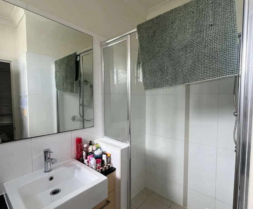 Furnished room with ensuite in a flatshare