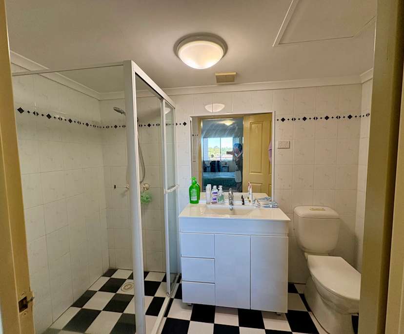 Furnished room with ensuite in a flatshare