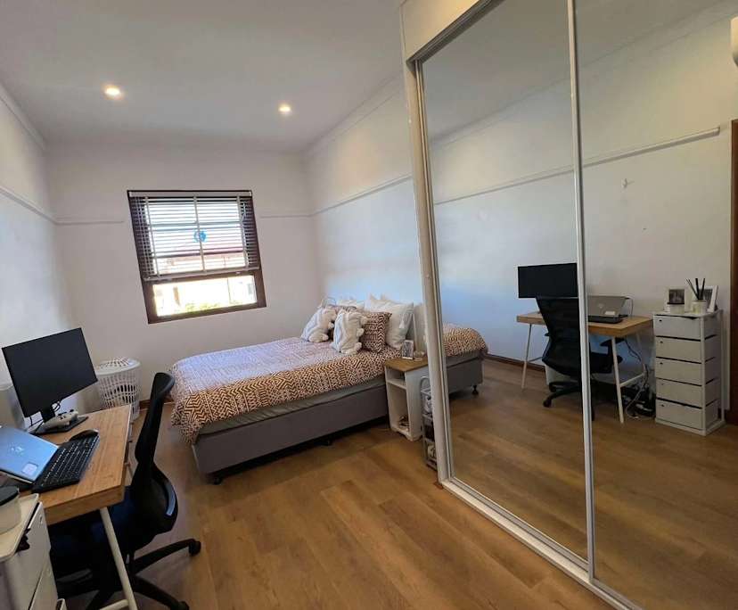 Furnished room in a flatshare