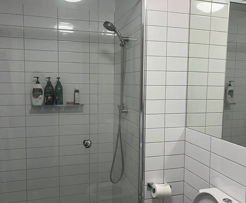 $330, Flatshare, 2 bathrooms, Milton QLD 4064