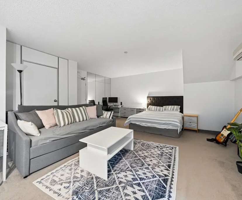 Unfurnished room studio flat for rent