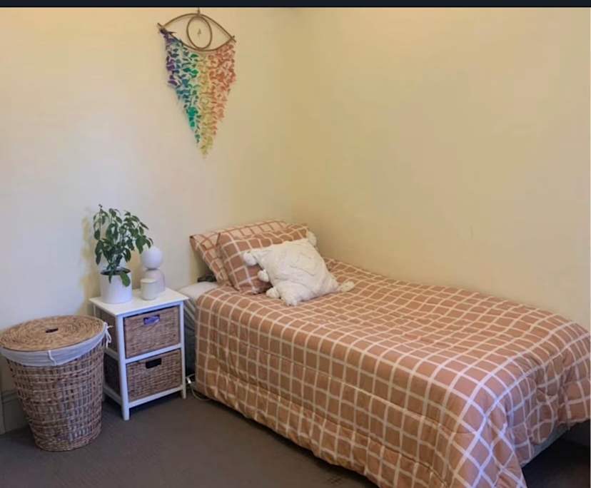 Furnished room in a flatshare
