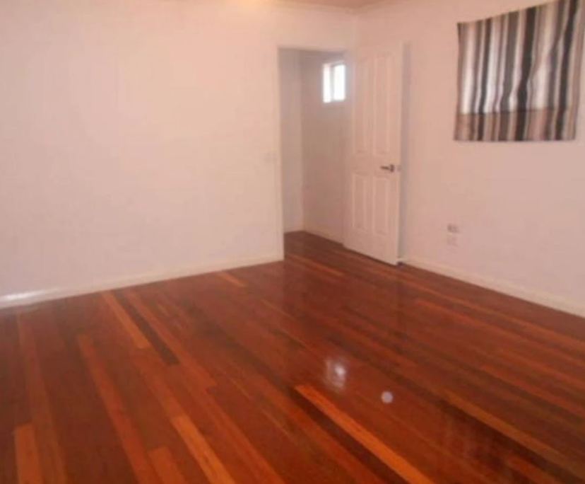 Unfurnished room studio flat for rent