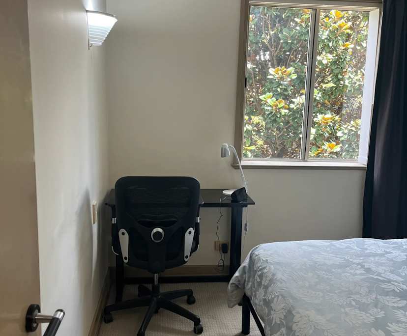 $350, Flatshare, 3 bathrooms, Arundel QLD 4214