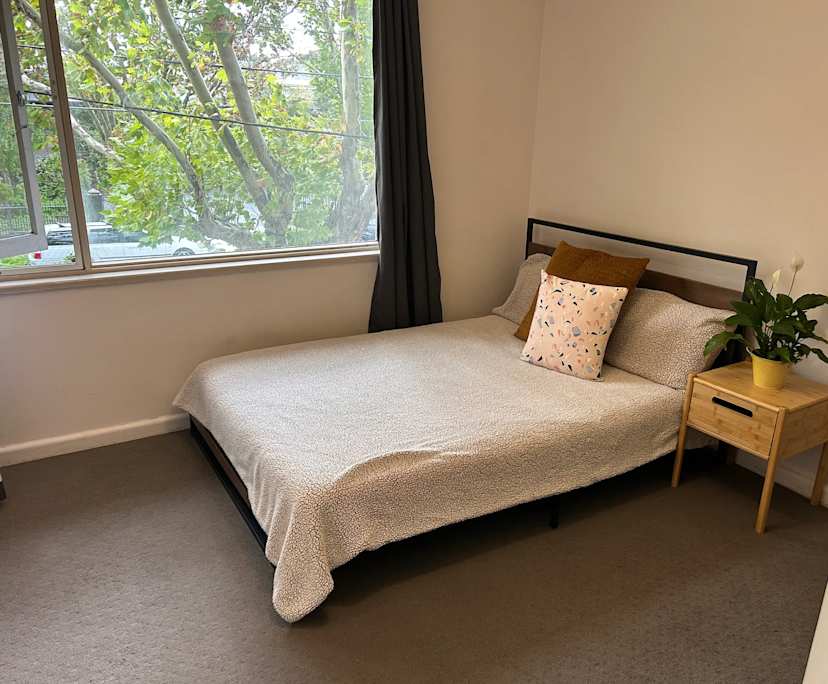 Furnished room in a flatshare