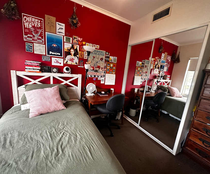 Furnished room in a flatshare
