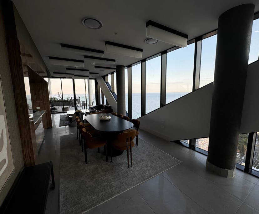 $1,250, Whole-property, 2 bathrooms, Main Beach QLD 4217